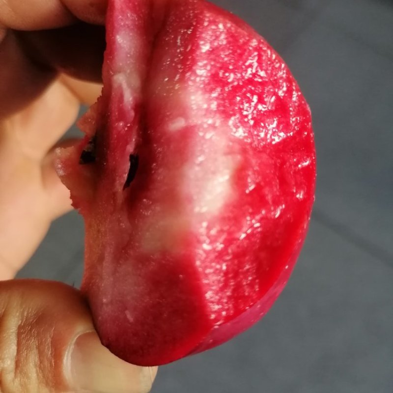 红肉苹果，产地中国辽宁丹东。花青素苹果，里外全红。