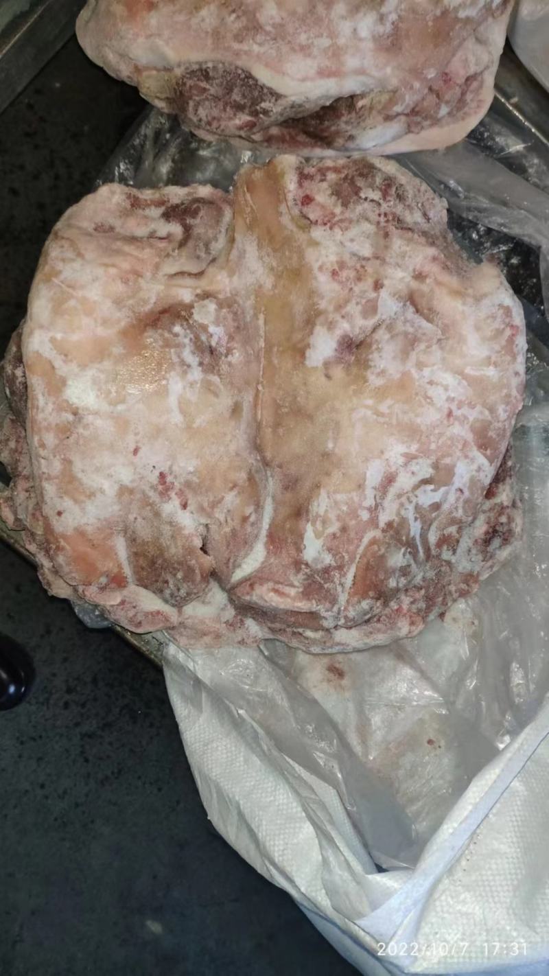 劈半猪头抄码，色泽新鲜，价格便宜，性价比高，欢迎新老客