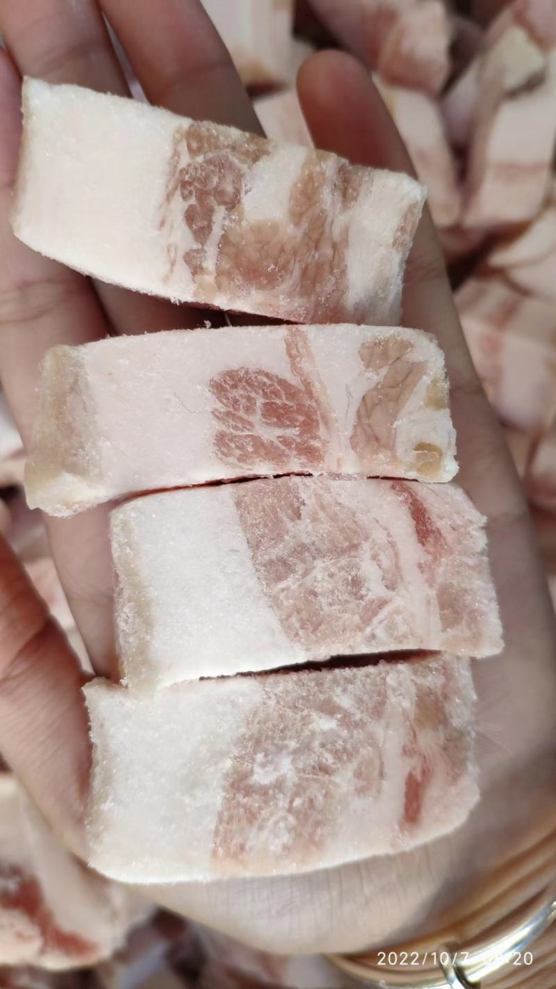 原切五花肉块，色泽新鲜度高，价格便宜，性价比很高的