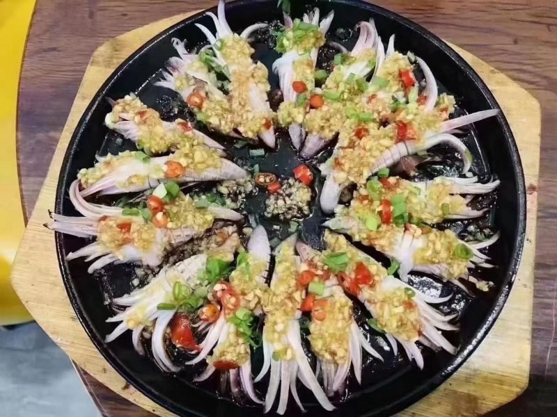 火箭鱿鱼，精选本港南沙红鱿鱼耳朵制作，鲜美脆口不缩水。