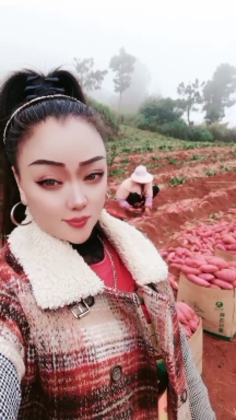 精品红皮王西瓜红大量有货，每天都走车，看上的老板速联系！