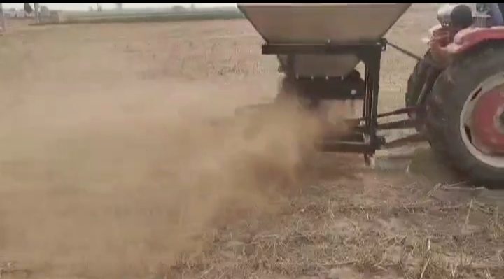 大豆田间施肥现场