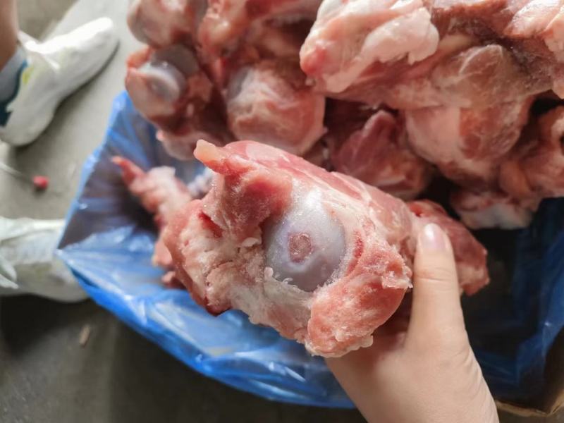 皇冠前腿骨，含肉率高，价格便宜，性价比高，欢迎咨询下单