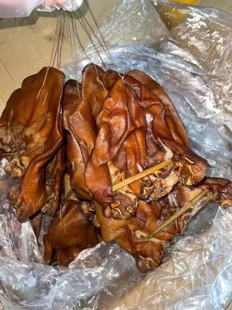 烟熏全干腊猪耳一手工厂餐饮净菜食品供应地摊新模式