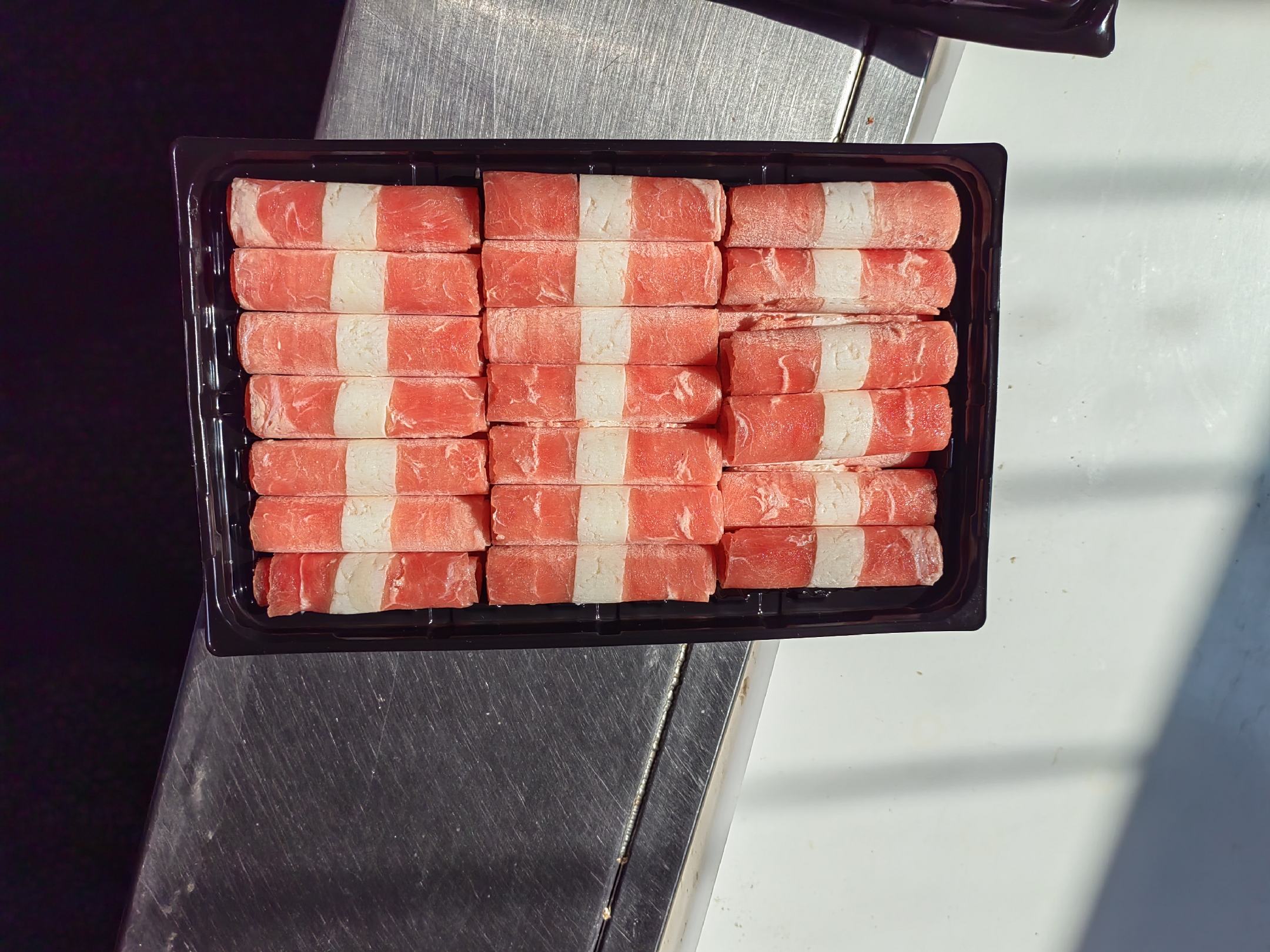 西门塔尔牛肉在超市冷鲜柜中的陈列展示