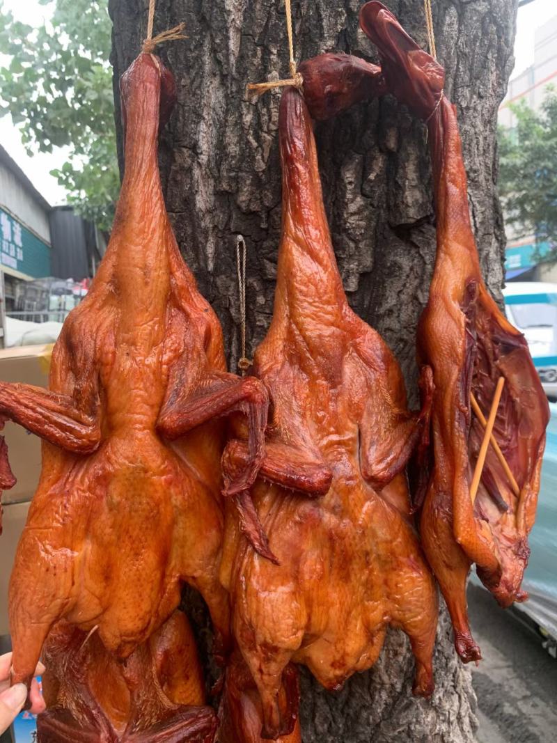 烟熏板鸭跑江湖地摊货酱板鸭腊板鸭展会，商超货源