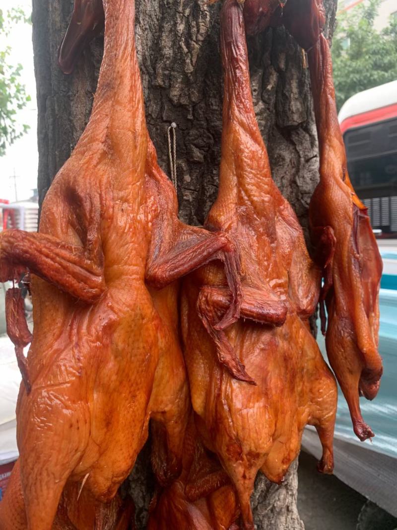 烟熏板鸭跑江湖地摊货酱板鸭腊板鸭展会，商超货源
