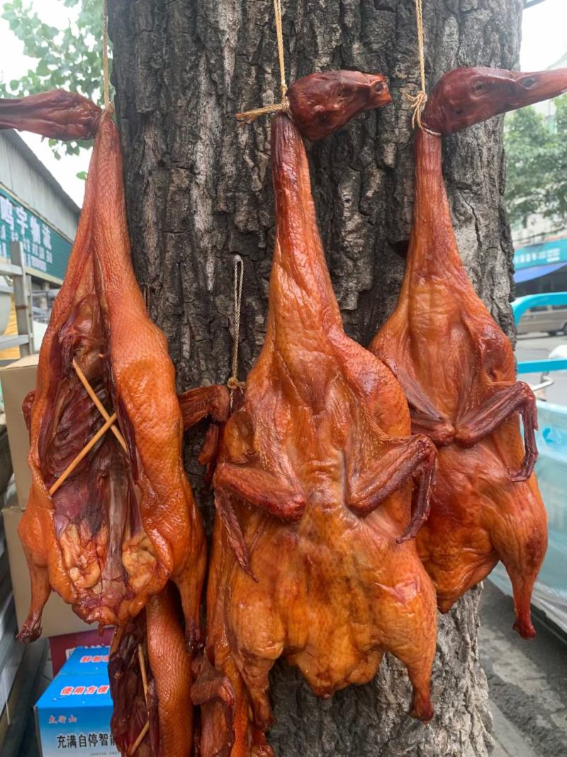 烟熏板鸭跑江湖地摊货酱板鸭腊板鸭展会，商超货源