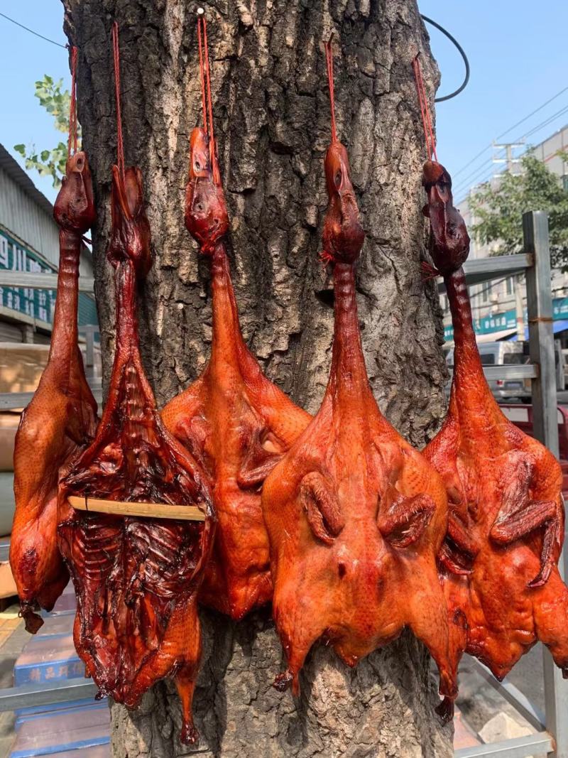 烟熏板鸭跑江湖地摊货酱板鸭腊板鸭展会，商超货源