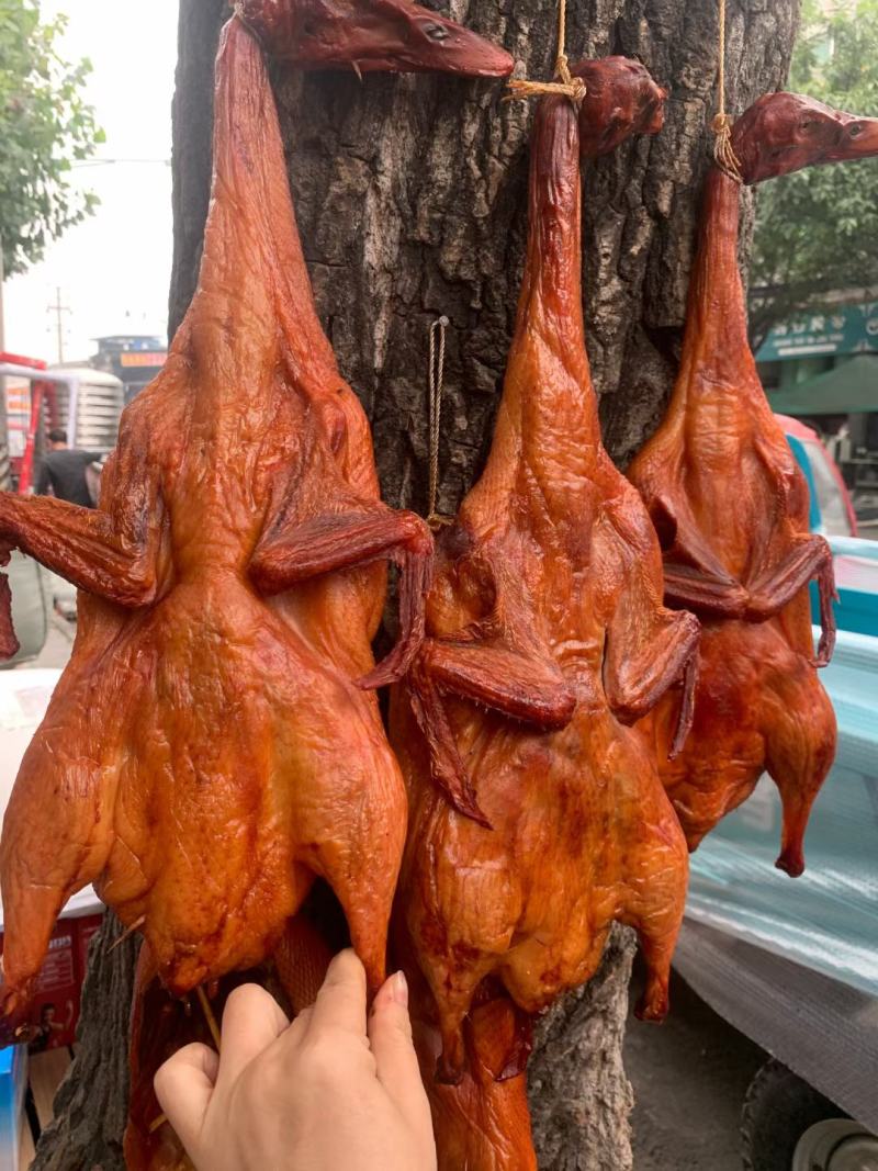 烟熏板鸭跑江湖地摊货酱板鸭腊板鸭展会，商超货源