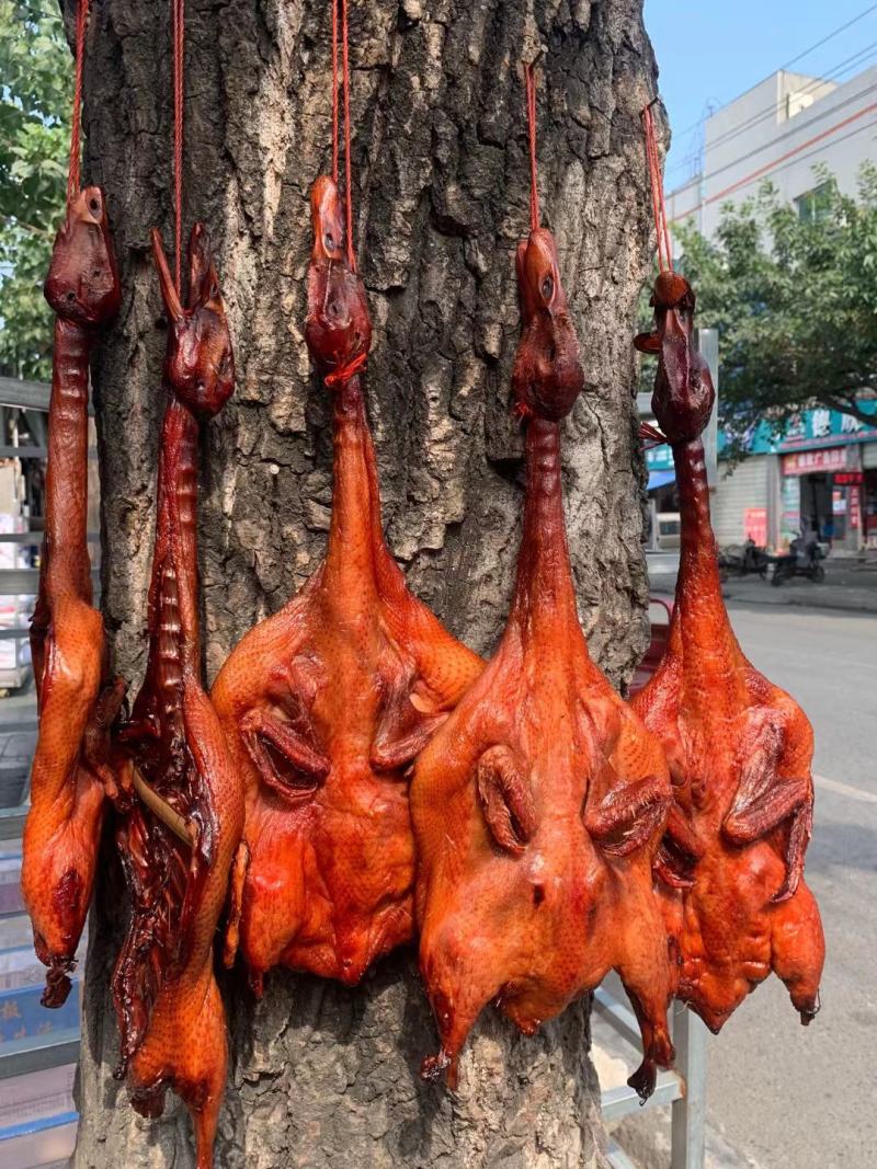 烟熏板鸭跑江湖地摊货酱板鸭腊板鸭展会，商超货源
