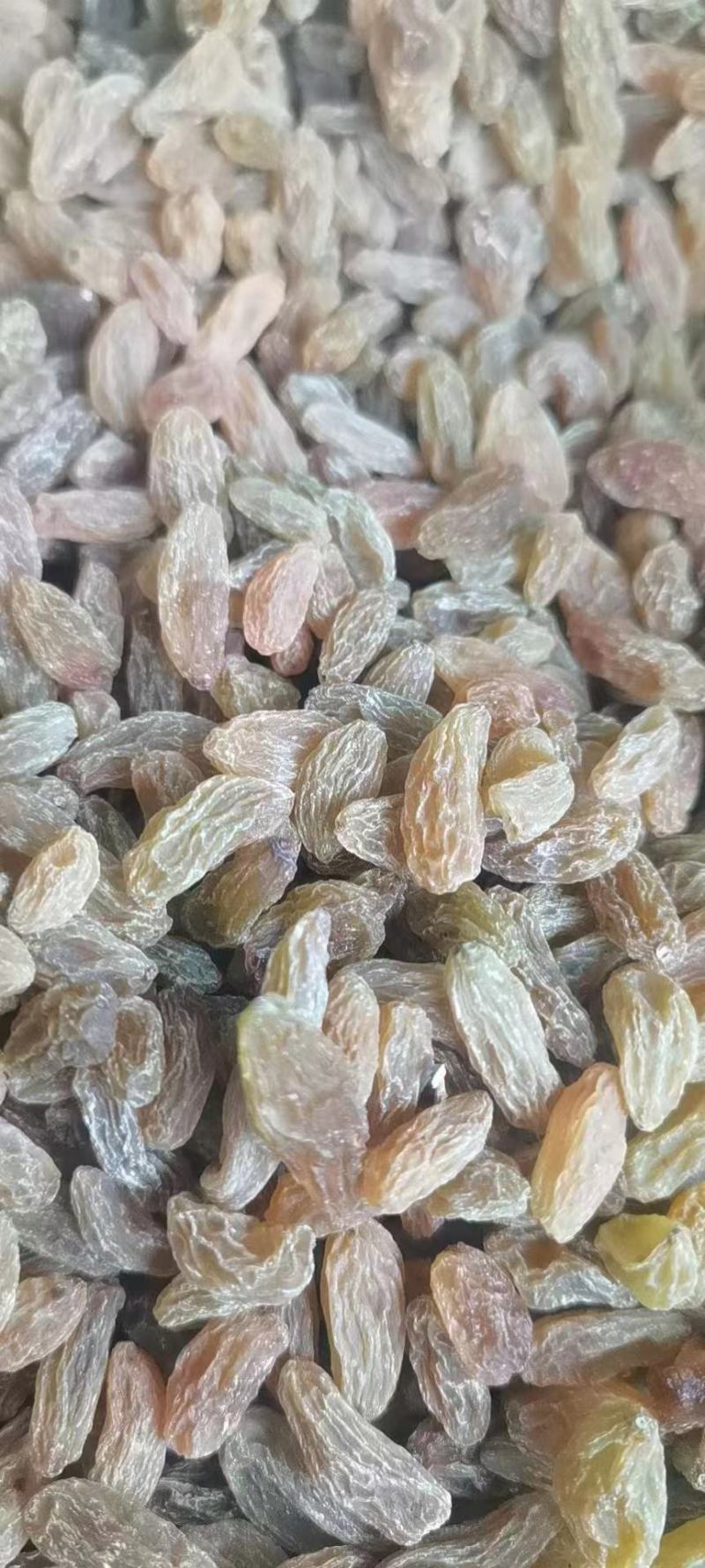 新疆特级葡萄干，非常绿，果肉丰厚饱满，自然晾晒，