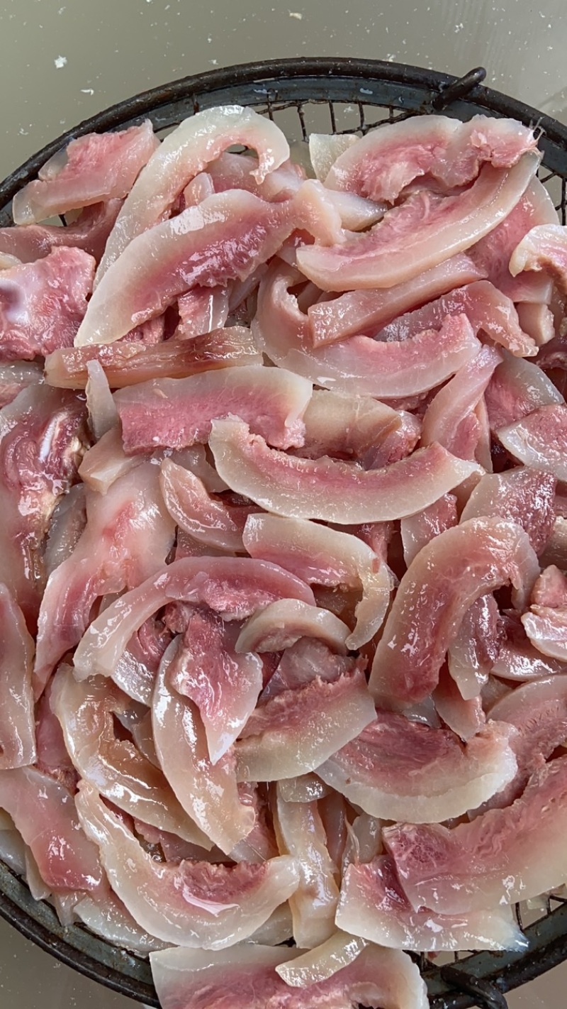 带肉公牛头皮，肉多整大，价格优惠，可接各种规格，可切块