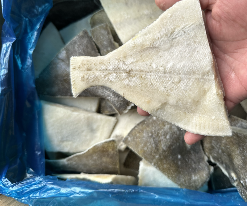 单冻三去鲽鱼块，价格不高，食堂用
