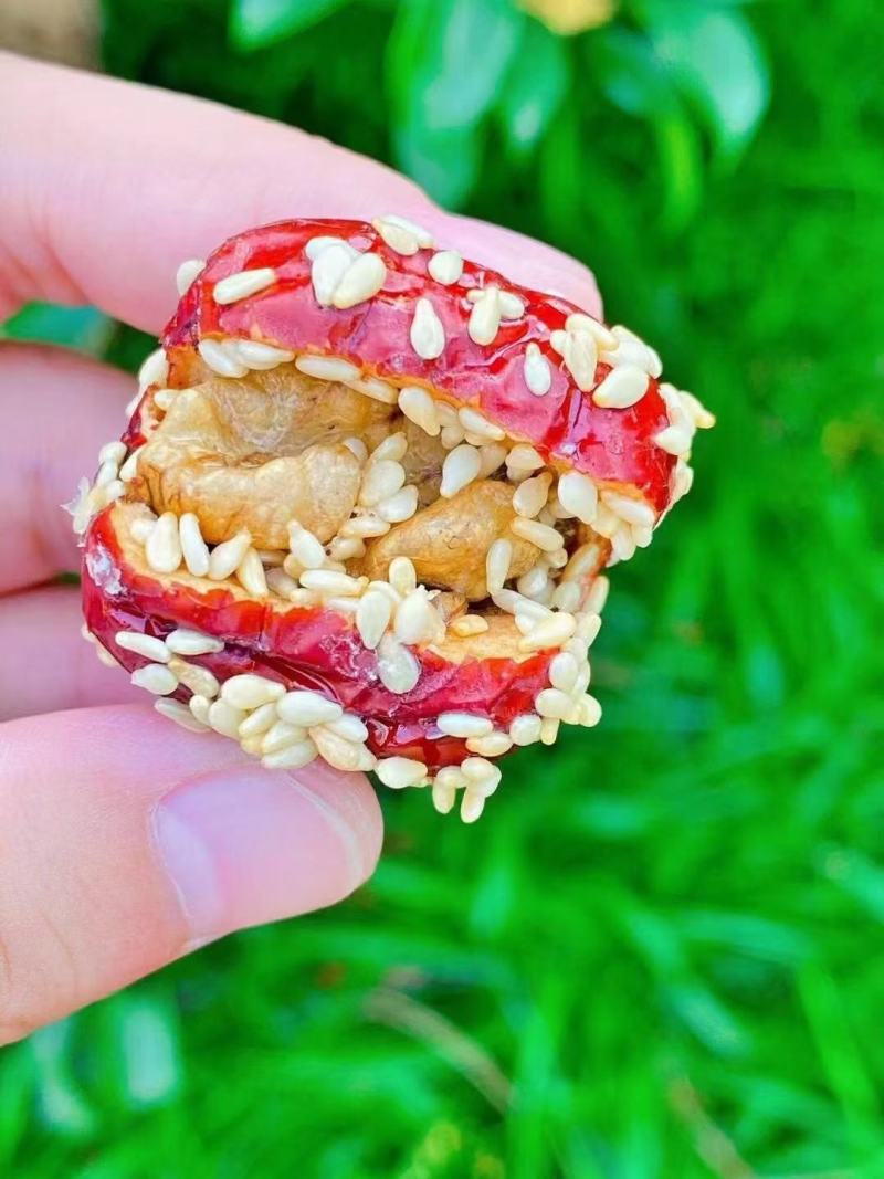 红枣夹核桃奶枣黑芝麻丸网红产品一手货源