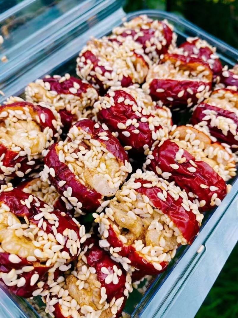 红枣夹核桃奶枣黑芝麻丸网红产品一手货源