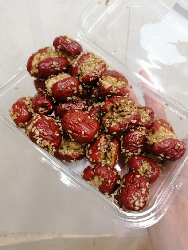 红枣夹核桃奶枣黑芝麻丸网红产品一手货源