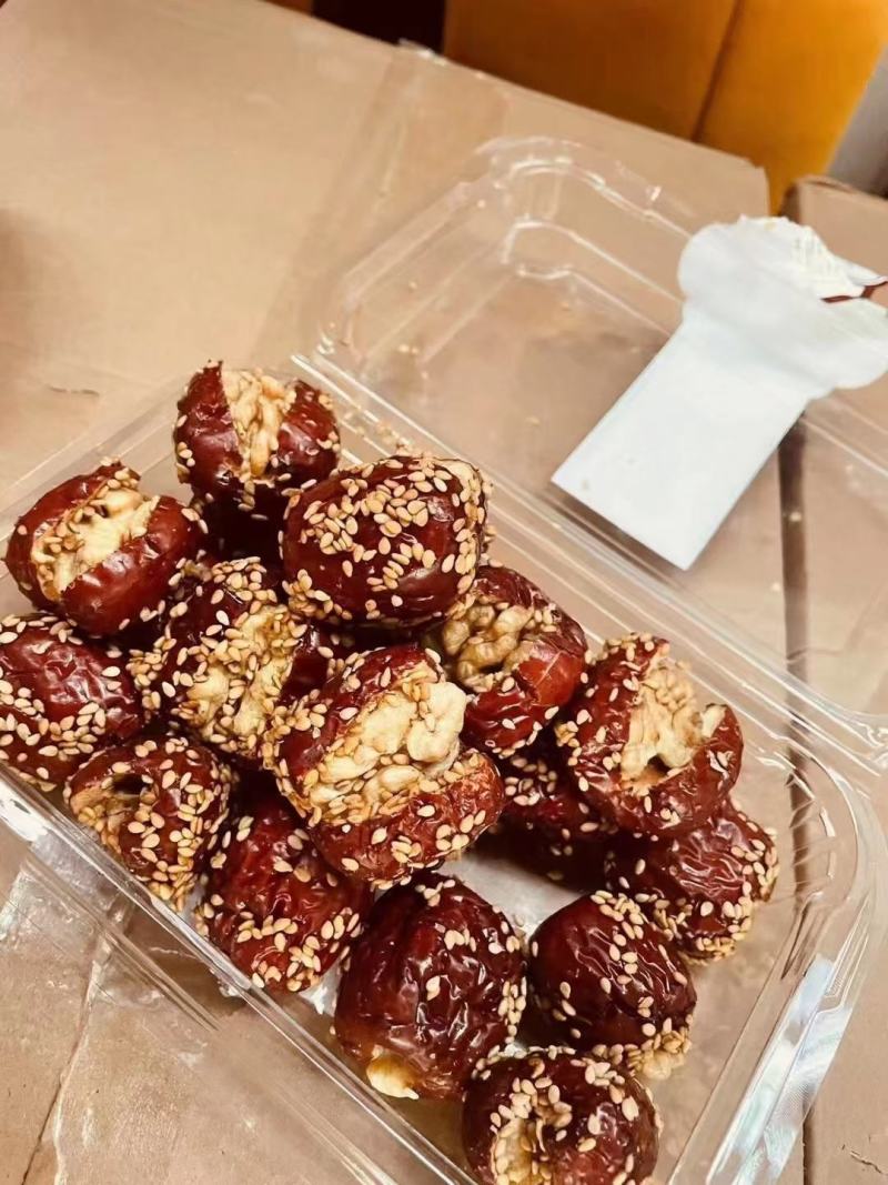 红枣夹核桃奶枣黑芝麻丸网红产品一手货源