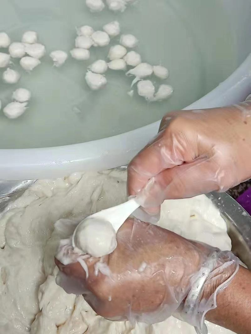 自家手工制作鱼丸，百分之85的鱼肉含量，十八种海鲜丸子