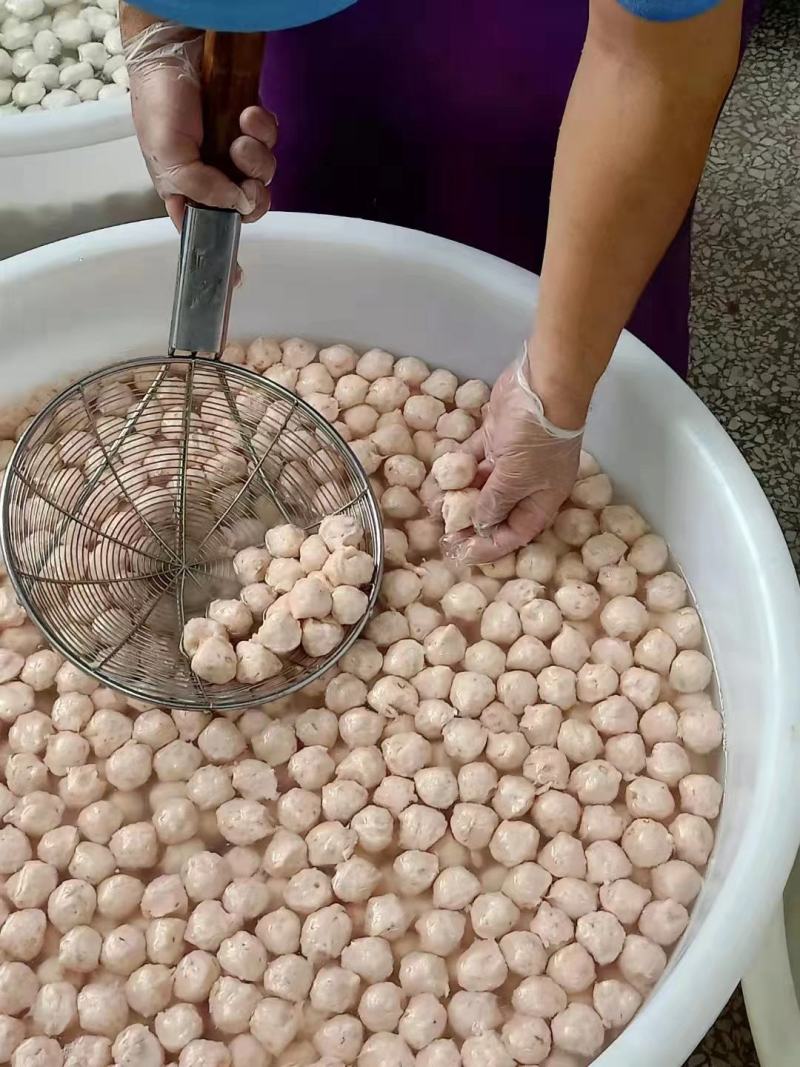 自家手工制作鱼丸，百分之85的鱼肉含量，十八种海鲜丸子