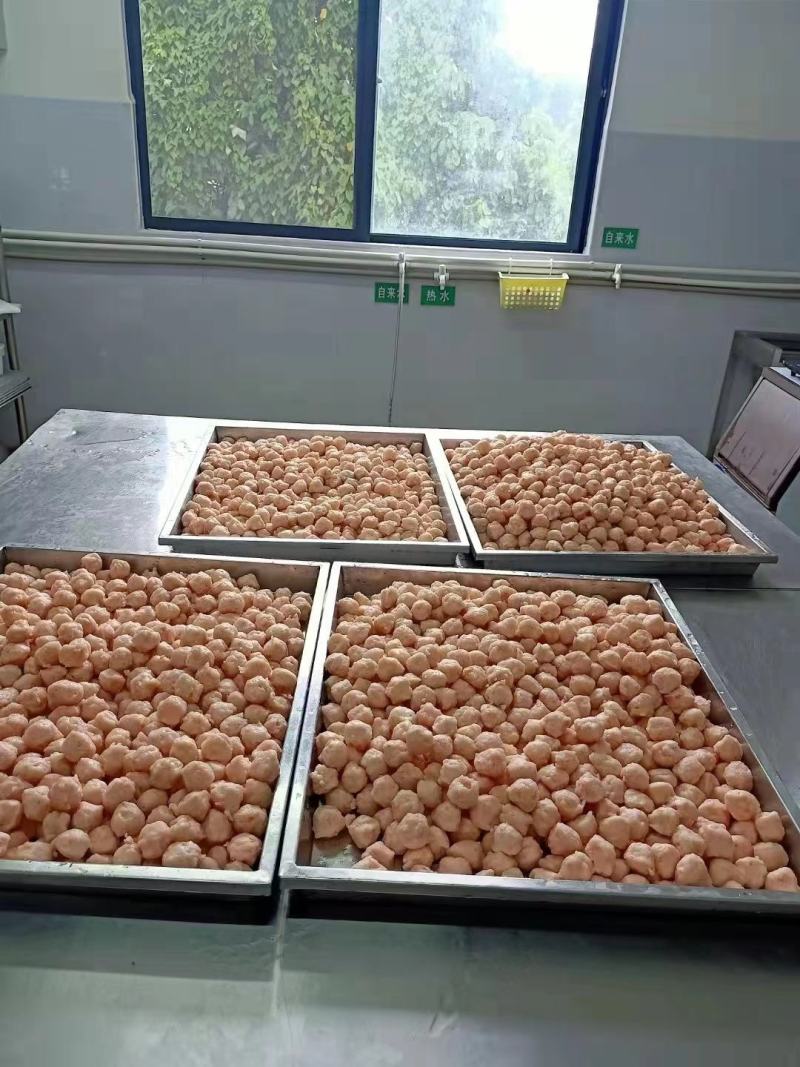 自家手工制作鱼丸，百分之85的鱼肉含量，十八种海鲜丸子