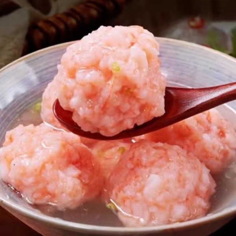 自家手工制作鱼丸，百分之85的鱼肉含量，十八种海鲜丸子