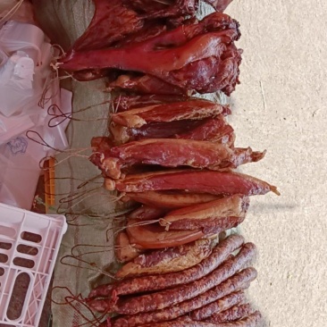 腊肉香肠，排骨猪头，牛肉干等
