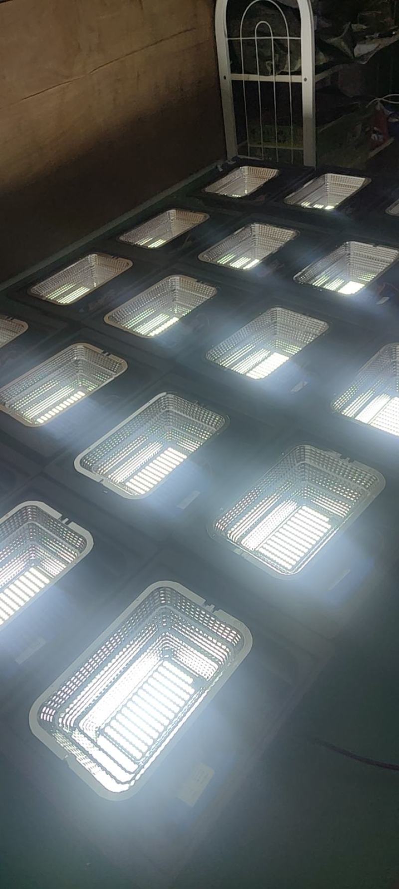 太阳能照明灯投光灯家用庭院灯户外超亮天黑自动亮室内外路灯