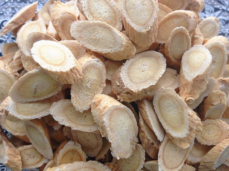 展示炙黄芪、炒白术和防风三种中药材的实物图片,清晰可见其形态特征 中药材图示