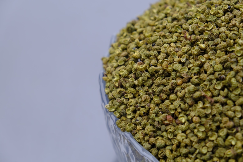 一锅热气腾腾的花椒炖羊肉,体现花椒在热性食材搭配中的典型应用 花椒用于烹饪的示意图