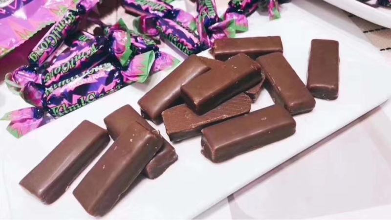 巧克力俄罗斯紫皮糖厂家国产紫皮糖果夹心巧克力糖果零食货源