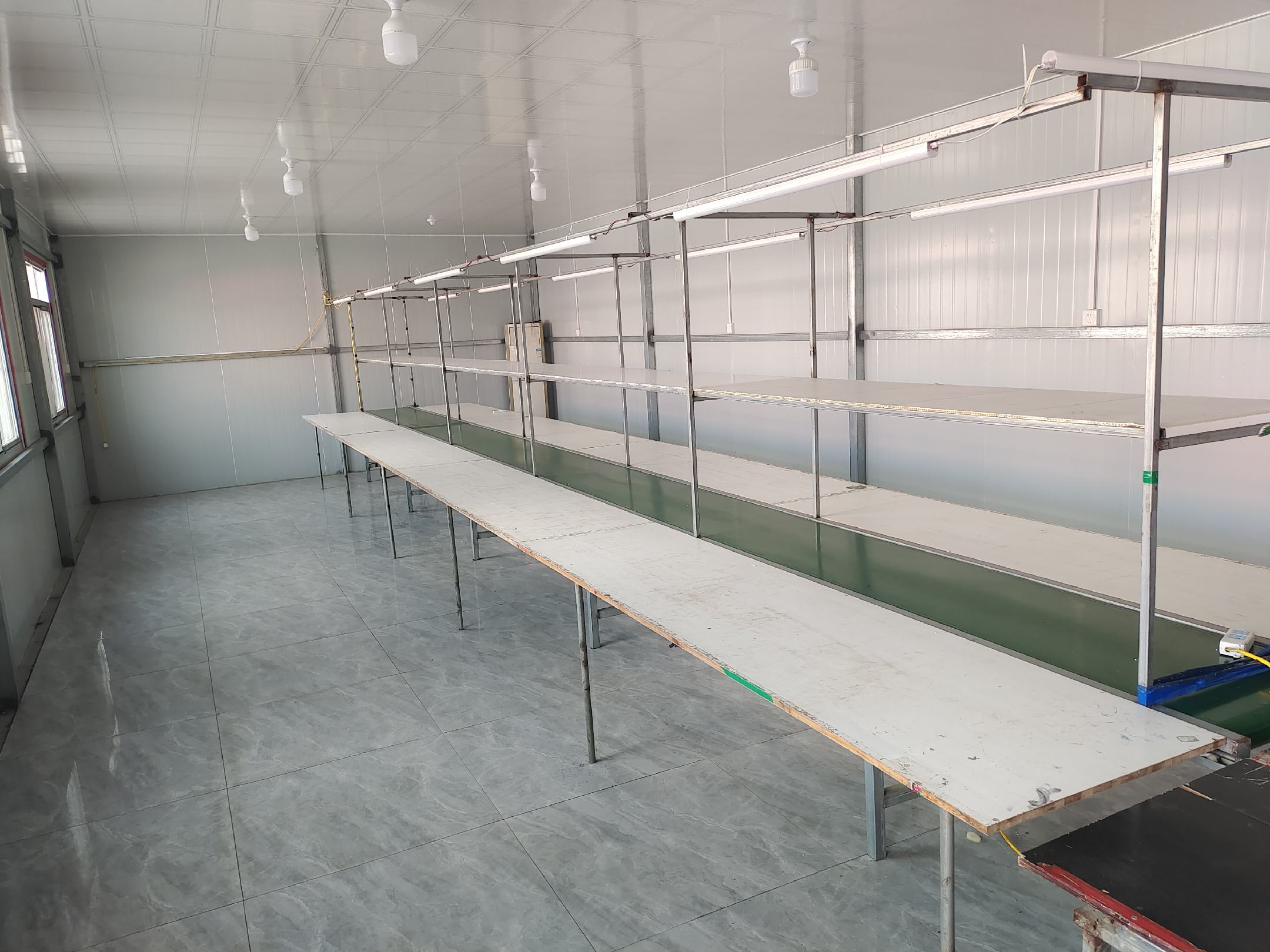 电商直播间中的红颜草莓展示与销售现场,体现其受欢迎程度 红颜草莓线上销售场景