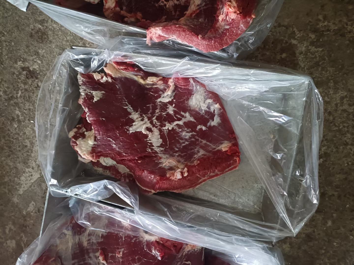 黑白花西门塔尔牛肉在超市生鲜区展示,标签标明品种来源和品质等级 黑白花西门塔尔牛肉在超市生鲜区展示