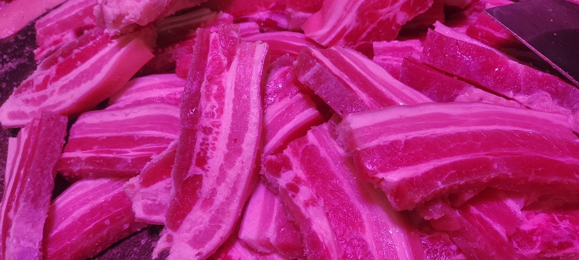 紫菜苔与咸肉搭配的炒菜成品图