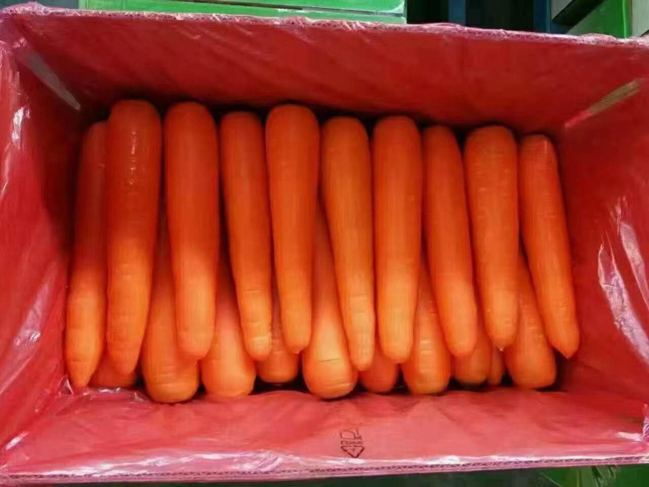 三红胡萝卜在超市货架上的陈列展示