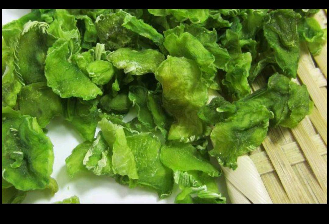 图片说明:一张对比图,左侧为新鲜莴苣,右侧为常见的竹笋,展示两者在颜色、形状和质地上的不同 莴苣与笋类对比图