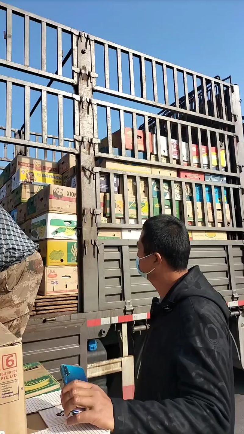 箱装柿子连皮走，果面干净果霜全在，三平大柿子