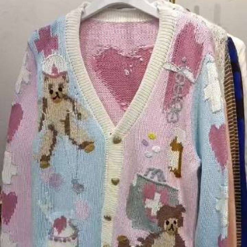 精品女装毛衣120件左右。