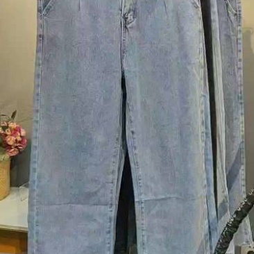 精品成人牛仔裤1000条左右。