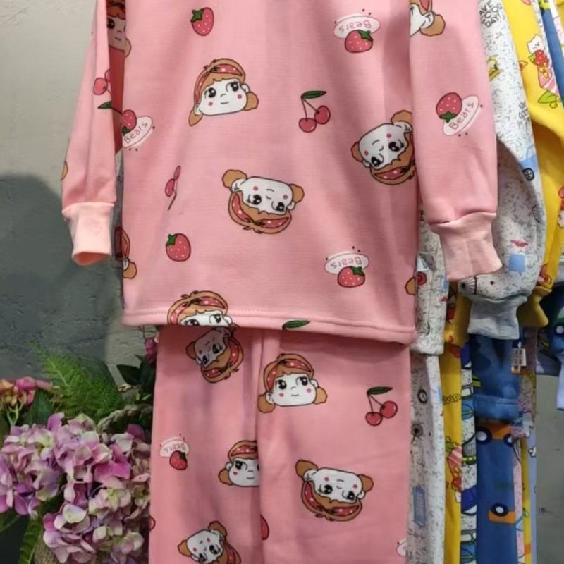 儿童保暖衣套装。