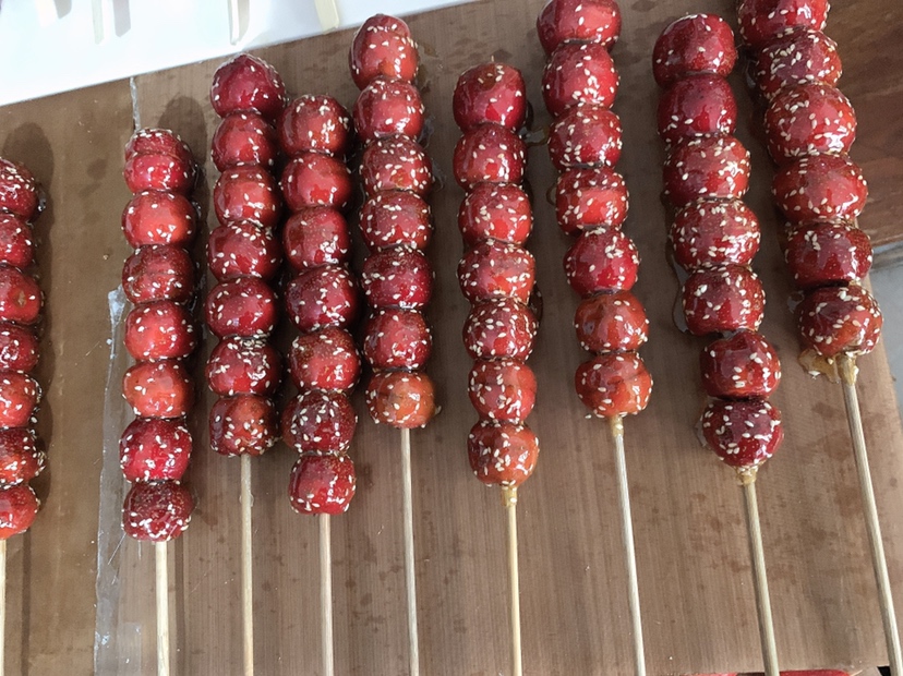 冰糖葫芦裹芝麻过程