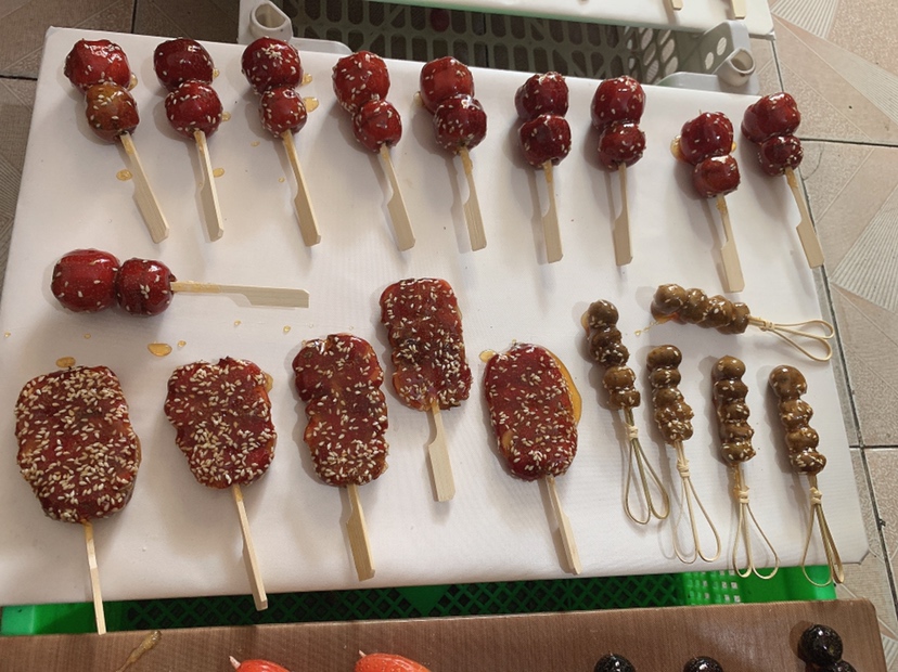 西葫芦三种控糖友好吃法可视化呈现:突出无添加、少油、全食物形态,涵盖生食、蒸制、全谷物包裹三种低GI组合模式 西葫芦膳食应用示意图:左侧为生西葫芦条(蘸无糖酸奶)、中部为西葫芦虾仁蒸蛋羹(瓷碗盛装)、右侧为全麦西葫芦丝卷饼(摊开展示内馅)