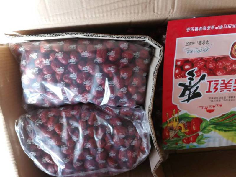 新彊兵团灰枣，个大肉厚核小，皮薄肉质细，是枣中佳品，