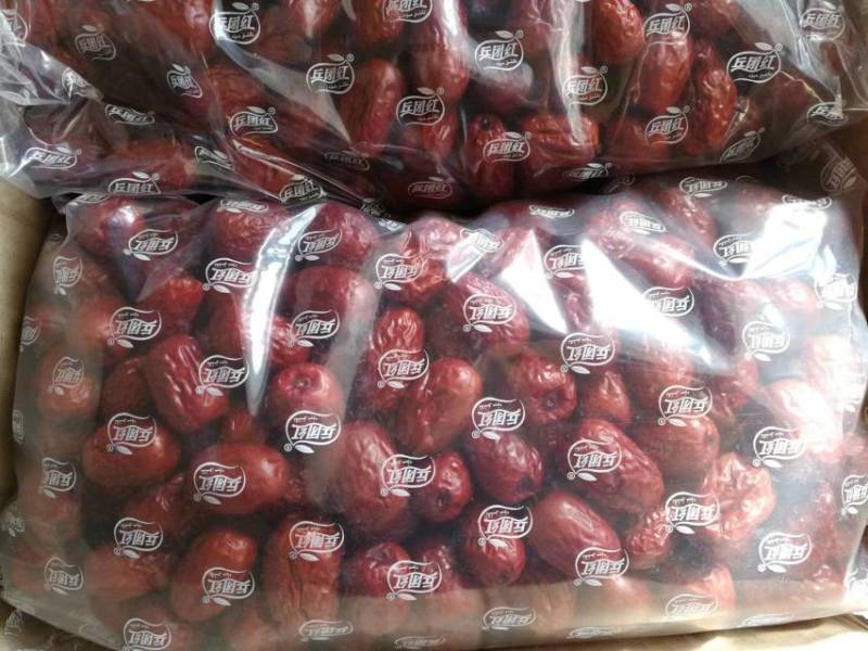 新彊兵团灰枣，个大肉厚核小，皮薄肉质细，是枣中佳品，