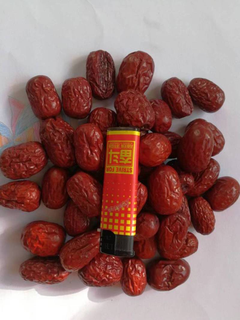 新彊兵团灰枣，个大肉厚核小，皮薄肉质细，是枣中佳品，