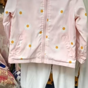 精品童装1100件左右。