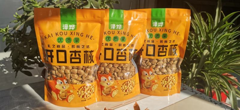 各种包装的开口杏核，杏仁