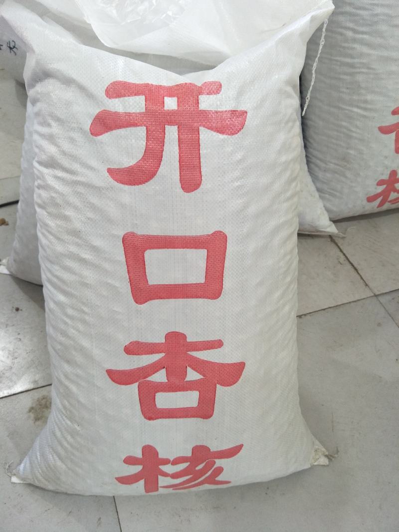 各种包装的开口杏核，杏仁
