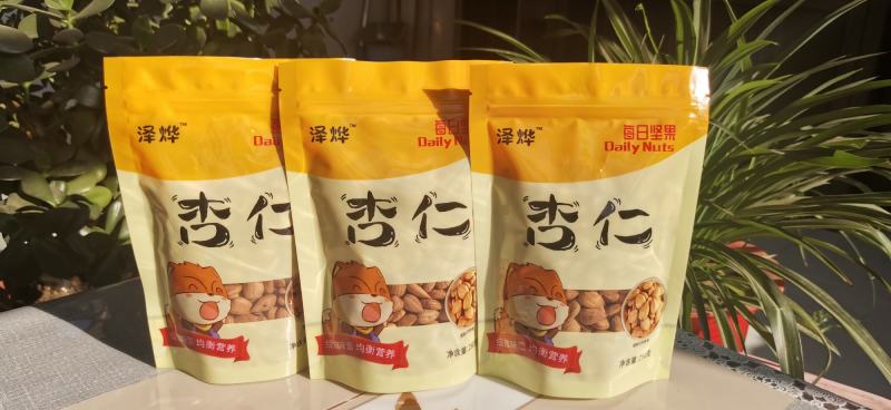 各种包装的开口杏核，杏仁