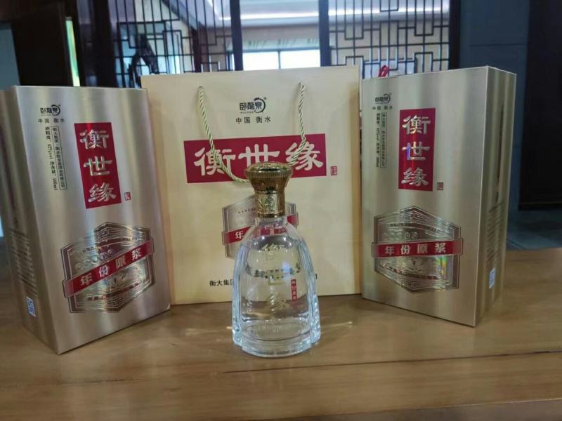 衡水老白干，酒液清亮香气芬芳，酒质醇厚，入口甘润。